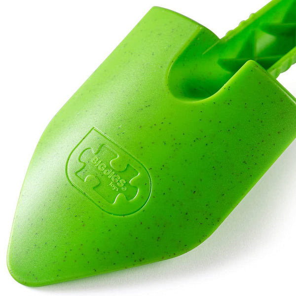 Bigjigs Toys Eco Spade for Kids (Meadow Green) - 20.5cm Wheat Fibre Toy Spade, Quality Sand Toys, Holiday Toys for Toddlers, Sand Shovels