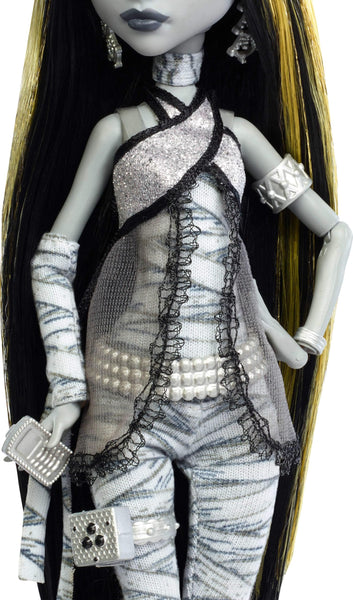 Monster High Reel Drama Doll, Cleo De Nile Black and White Reproduction Collectible with Doll-Size and Life-Size Posters, Horror Flick Theme, and Pet