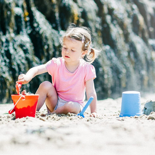 Bigjigs Toys Activity Bucket - Silicone Collapsible Adventure Bucket for Sandpit, Holiday Toys for Toddlers, Quality Sand and Water Toys
