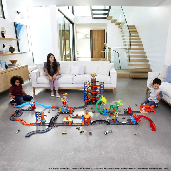 Hot Wheels Track Builder Straight Track with Car, 15 Feet - Styles May Vary, Orange and Blue (BHT77)