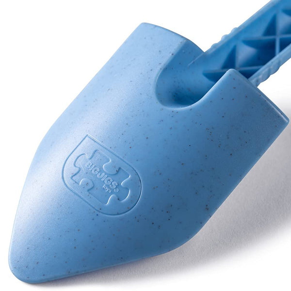 Bigjigs Toys Eco Spade for Kids (Powder Blue) - 20.5cm Wheat Fibre Toy Spade, Quality Sand Toys, Holiday Toys for Toddlers, Sand Shovels